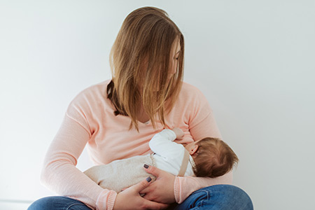 Benefici dell'allattamento al seno per la mamma e per il bebè