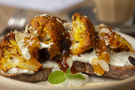 Cavolfiore arrosto con yogurt alle erbe Cavolfiore arrosto con yogurt alle erbe