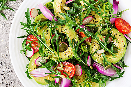 Insalata di farro, lenticchie, caprino e avocado