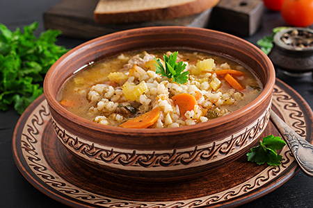 Zuppa di pollo con farro e funghi