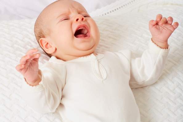 Sovrastimolazione nei neonati: segnali, cause e rimedi